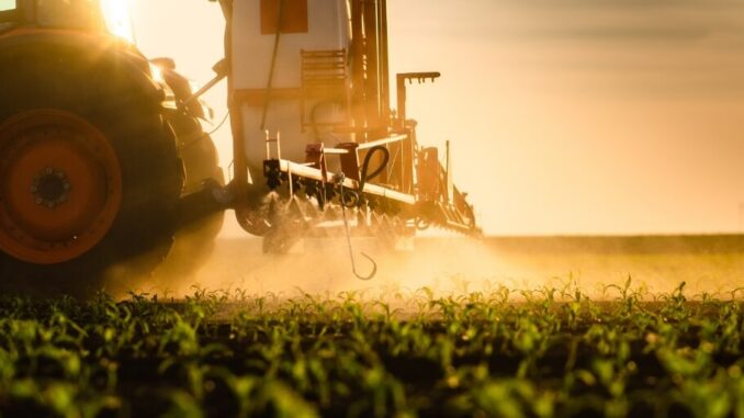 Trator-defensivos-agricolas-lavoura